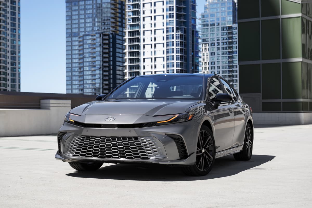2025_Camry_XSE_AWD_HeavyMetalBlackRoof_003